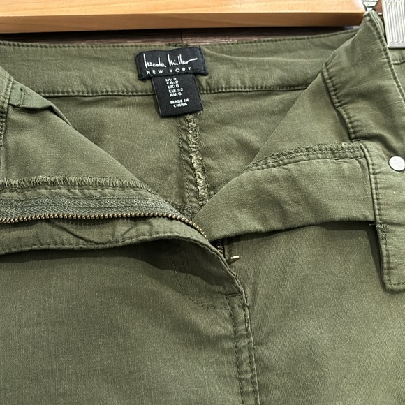 Nicole Miller Cargo Skirt Army Green Size 2 NWOT
(G3) - Picture 6 of 8